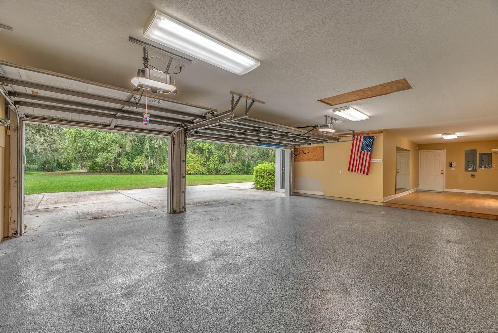 multi-car garage - 6034 HAMMOCK HILL AVE, LITHIA