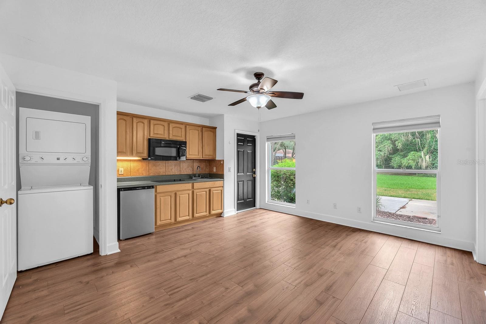 Kitchen and laundry in apartment - 6034 HAMMOCK HILL AVE, LITHIA