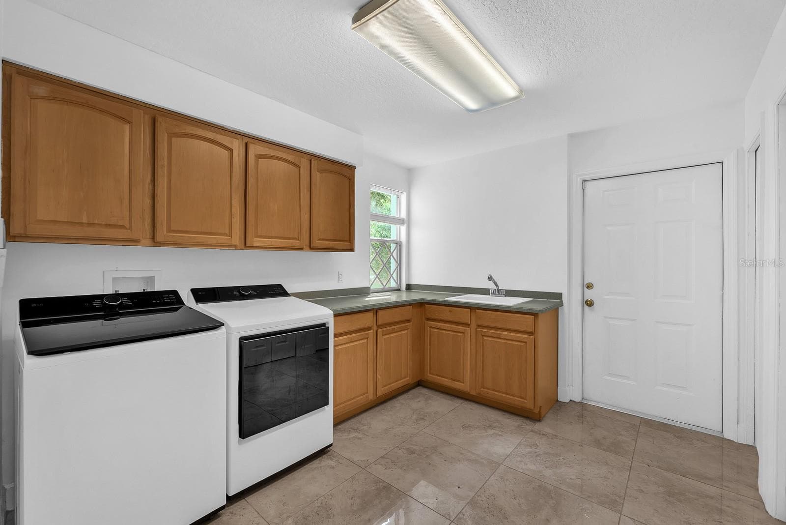 First floor laundry - 6034 HAMMOCK HILL AVE, LITHIA