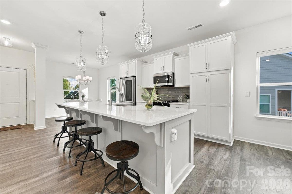 Large island for seating - 24550 Blue Heron Circle, Lancaster