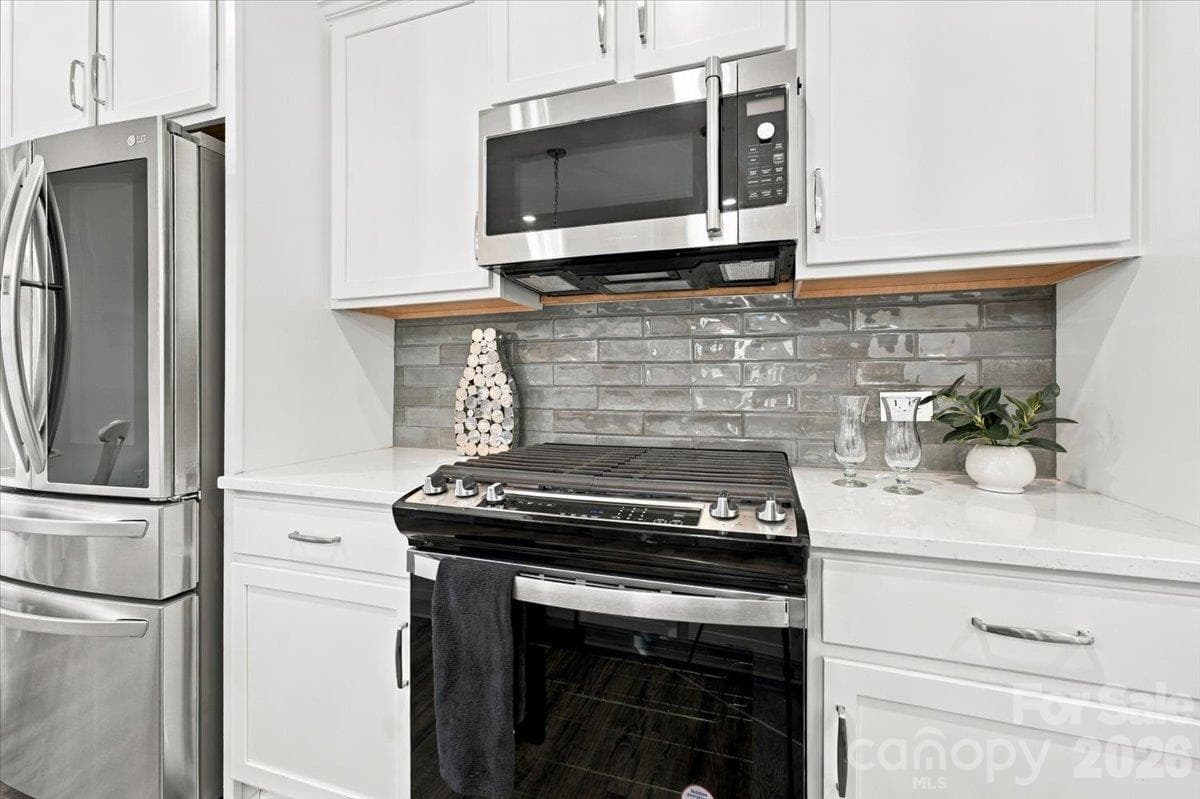 Gas range and Adventium 120 oven and microwave - 24550 Blue Heron Circle, Lancaster