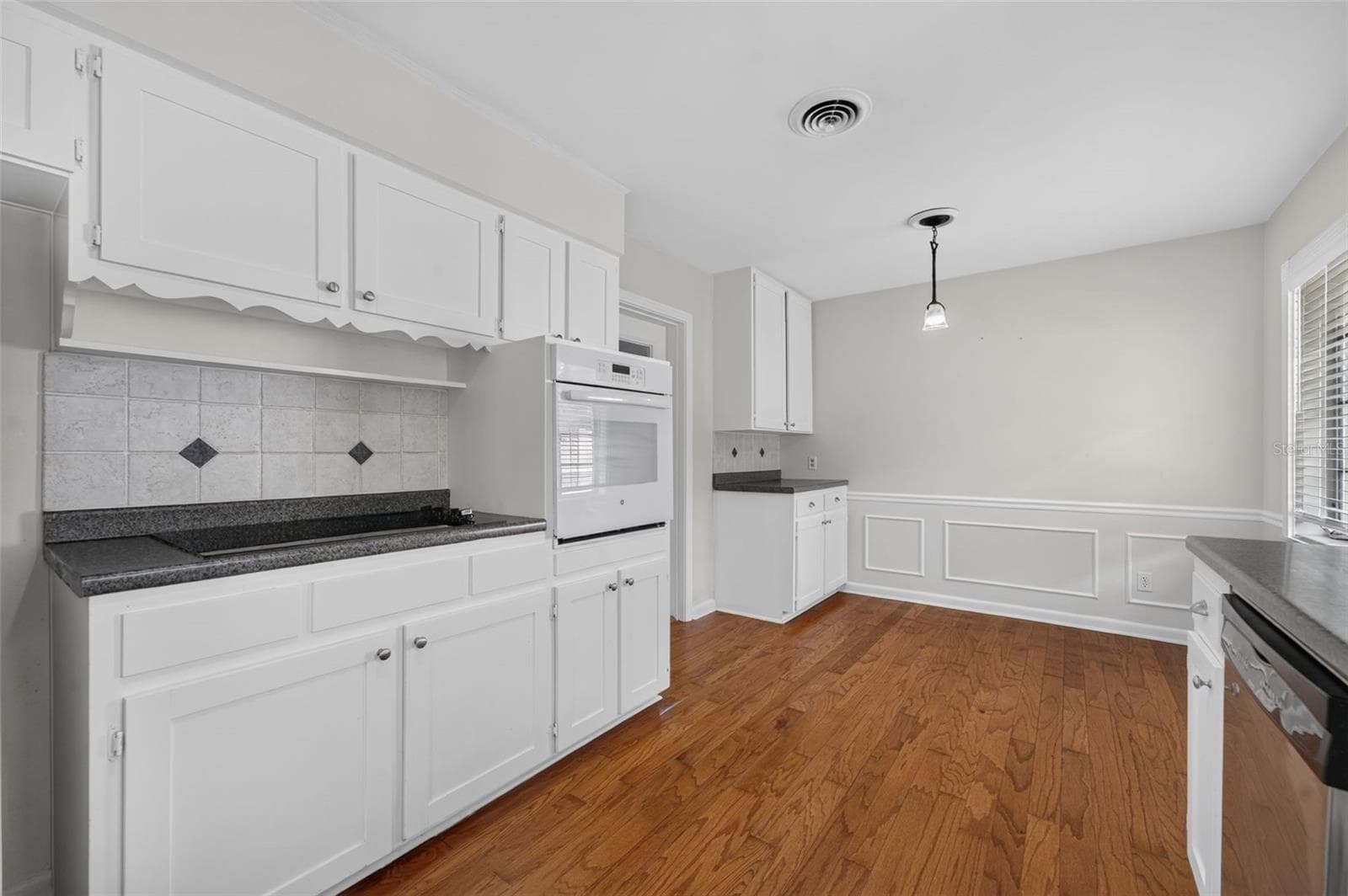 Eat-In Kitchen — Eat-in nook provides casual dining space and convenient access to the garage for bringing in groceries. - 200 SENECA TRL, MAITLAND
