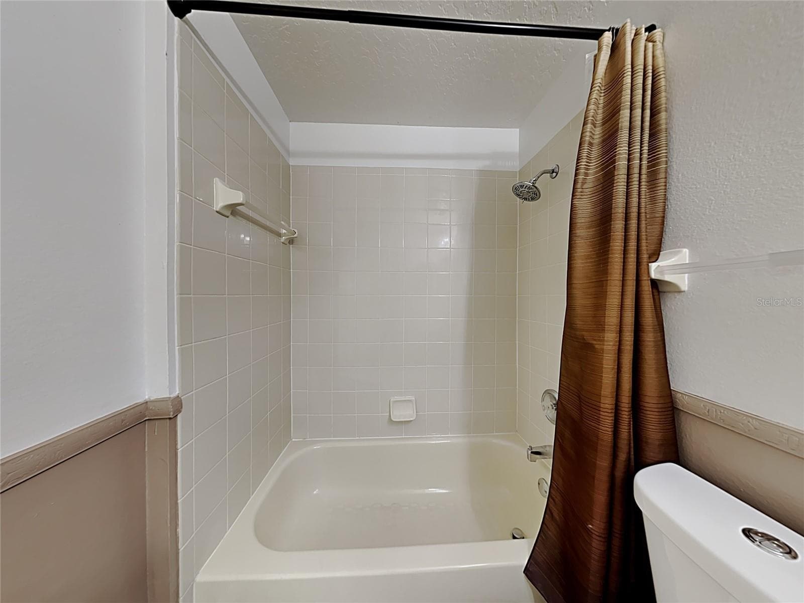 Single Family Residence at 728 HARDWOOD CIR, ORLANDO, photo 18 of 22