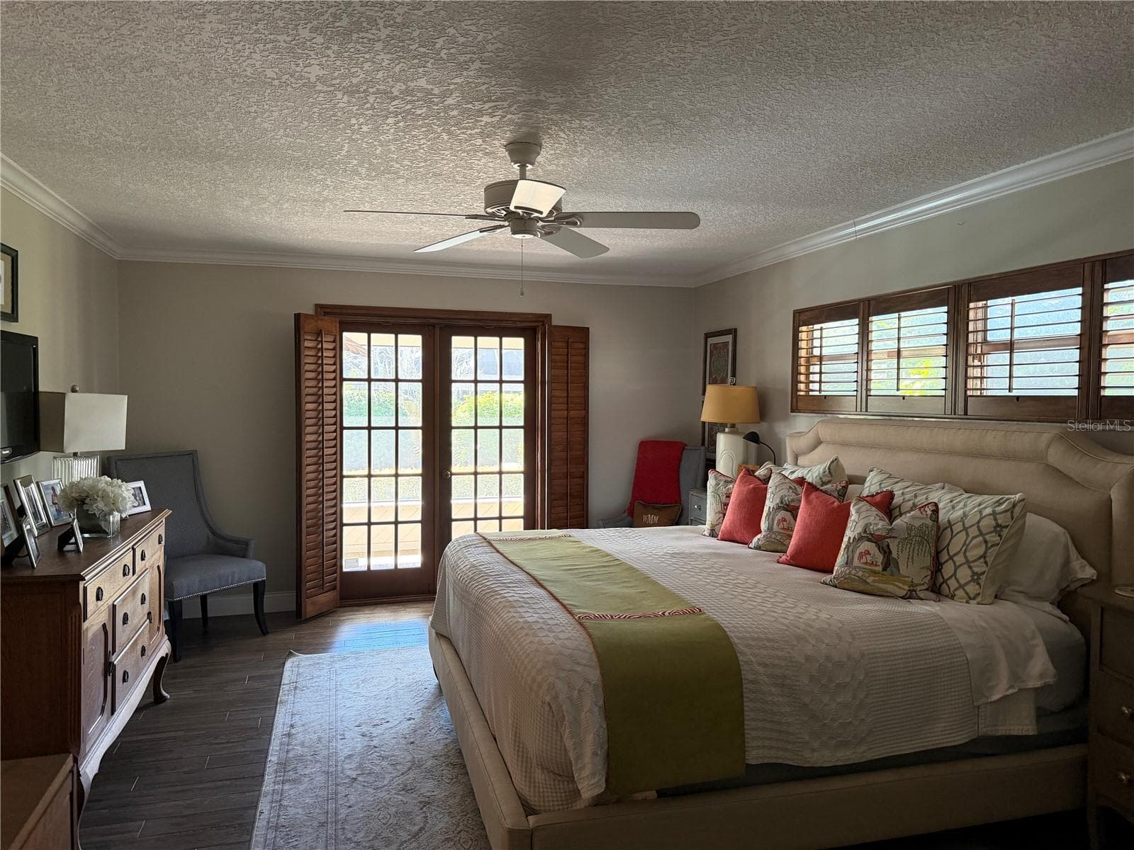 Primary bedroom with french doors to screened porch and pool - 1114 WALD RD, ORLANDO