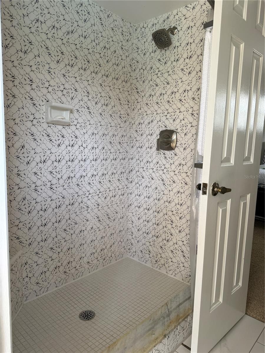 Ensute shower - 1114 WALD RD, ORLANDO