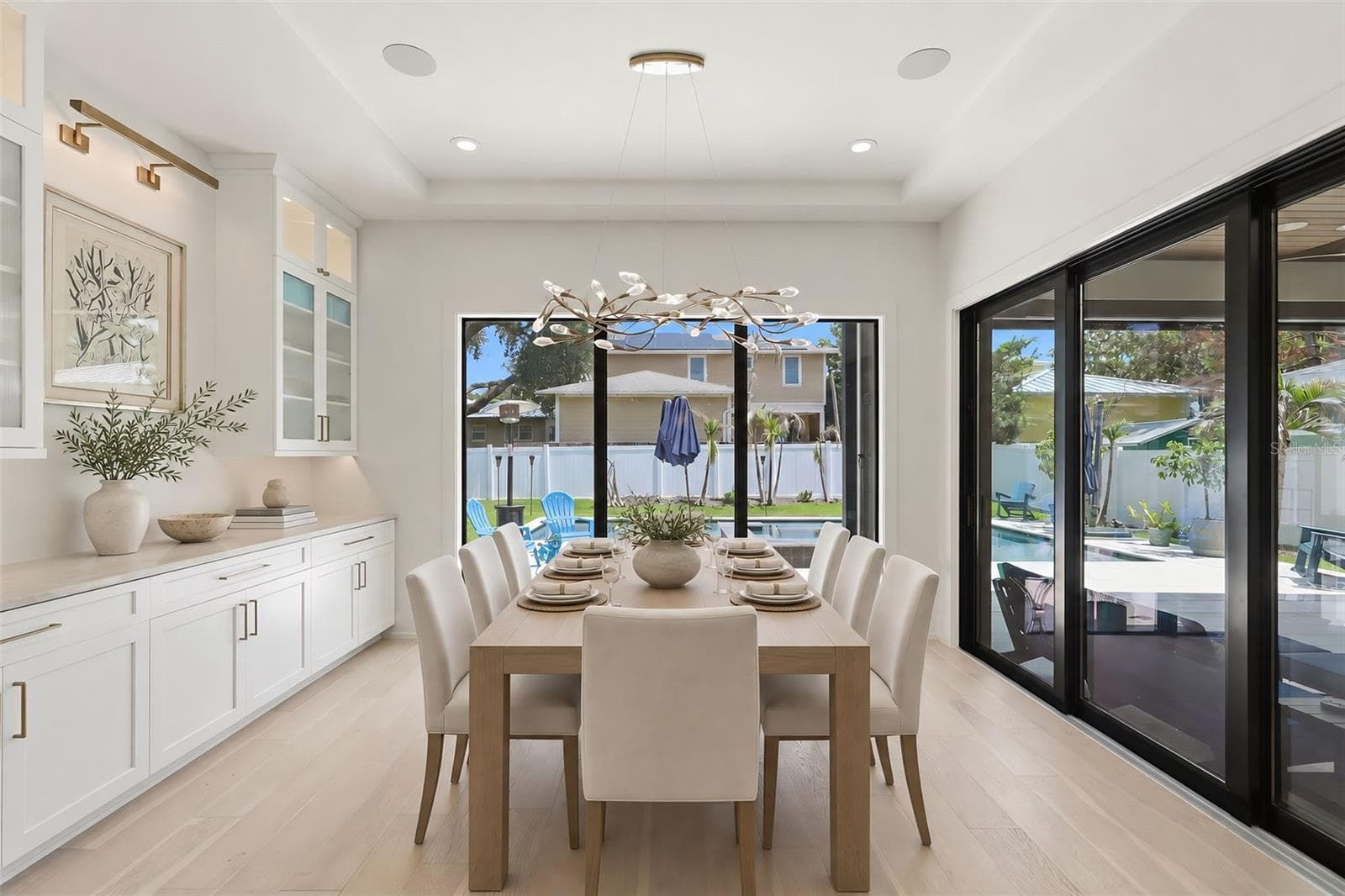 Dining area with custom cabinetry and designer lighting - 809 E CHURCH ST, ORLANDO