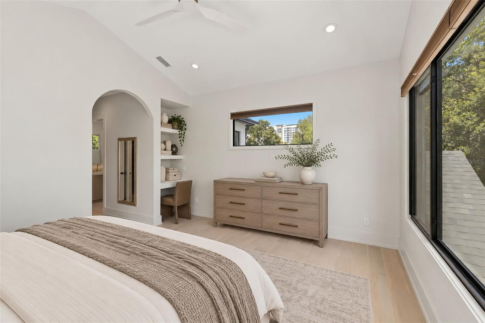 Primary bedroom with vanity/desk area - 809 E CHURCH ST, ORLANDO
