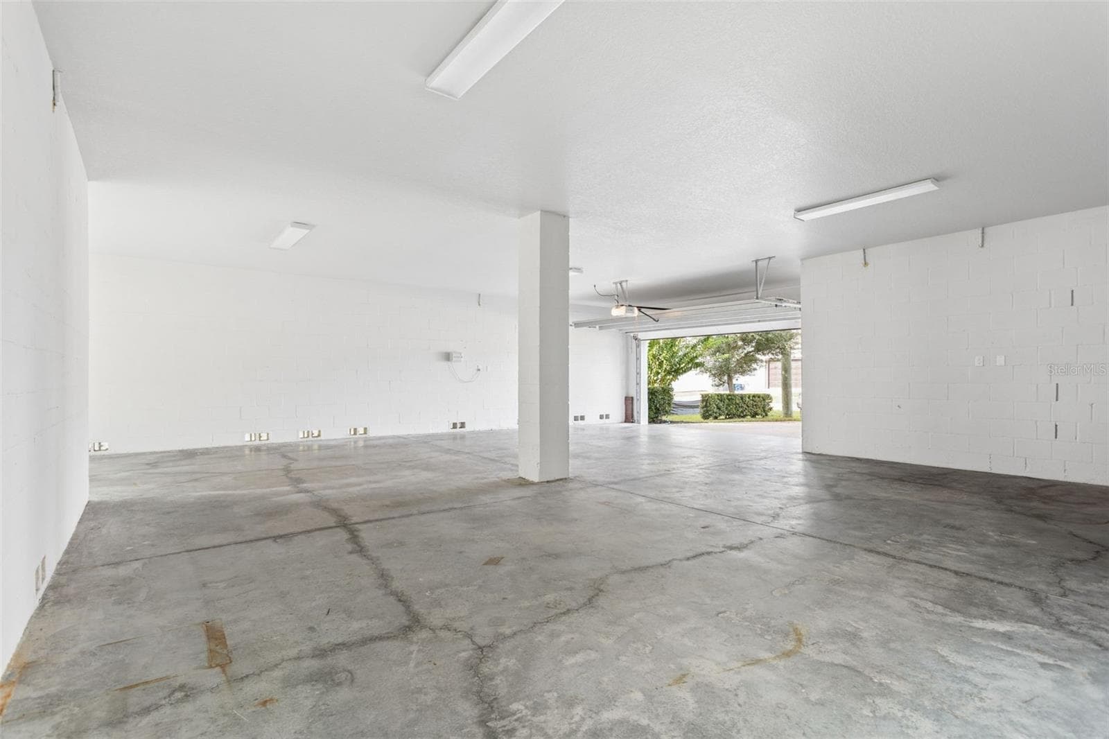 garage 5 car - 7210 S MASCOTTE ST, TAMPA