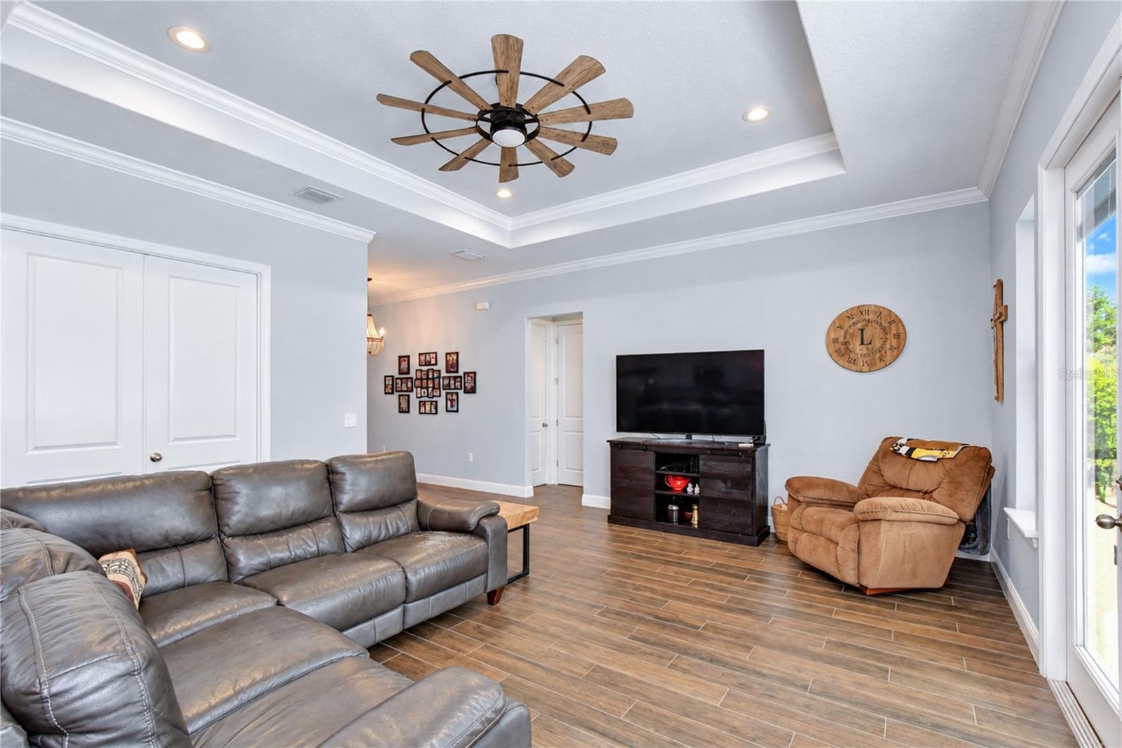 Living Room View - 5746 FRONTIER DR, ZEPHYRHILLS