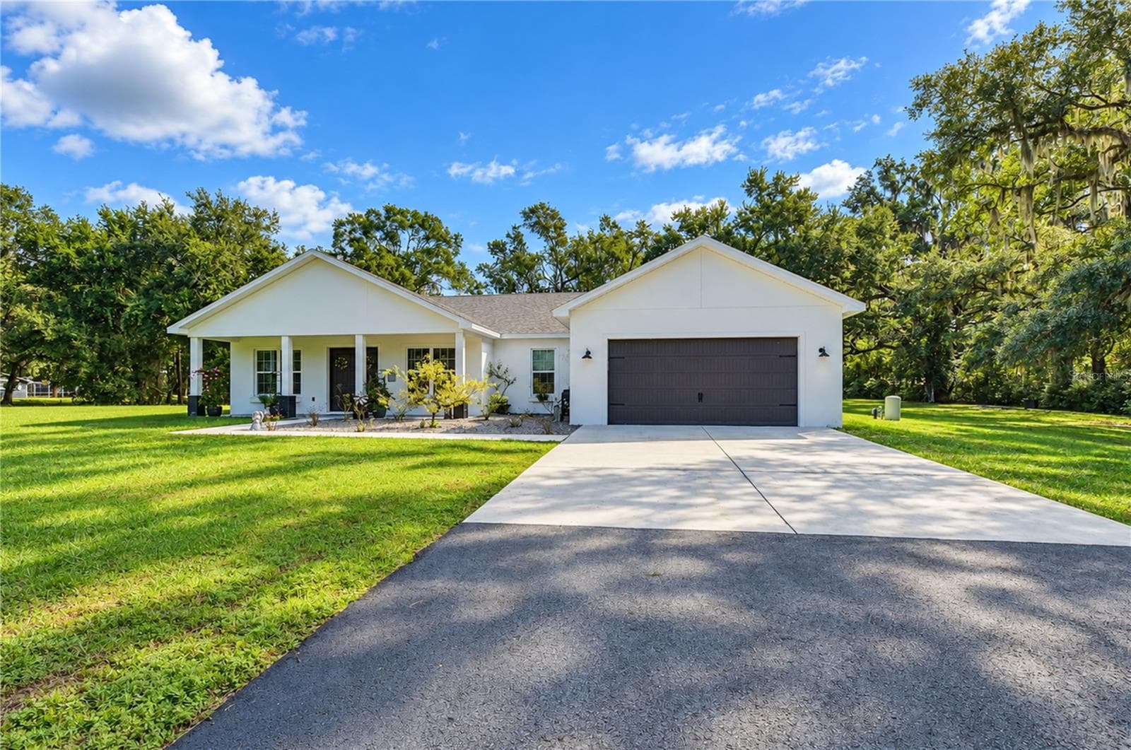 Paved driveway to home - 5746 FRONTIER DR, ZEPHYRHILLS