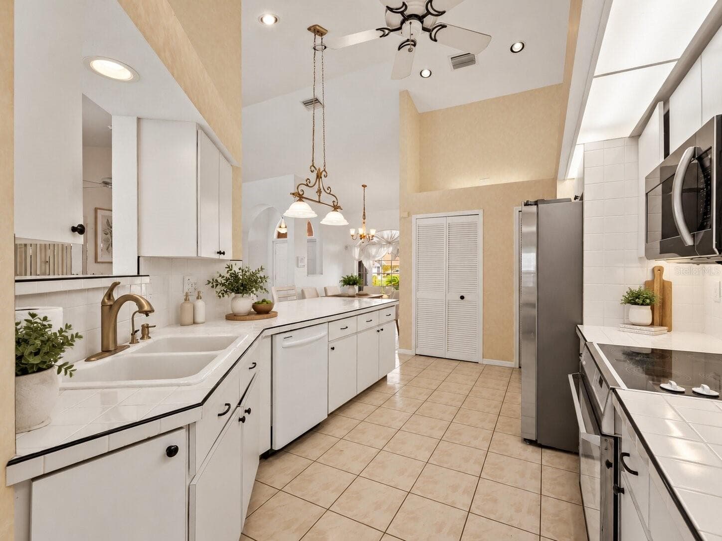 (Staged) Kitchen_134TocopillaStreet_PuntaGorda_WhiteCabinetry_Corner.jpg - 134 TOCOPILLA ST, PUNTA GORDA
