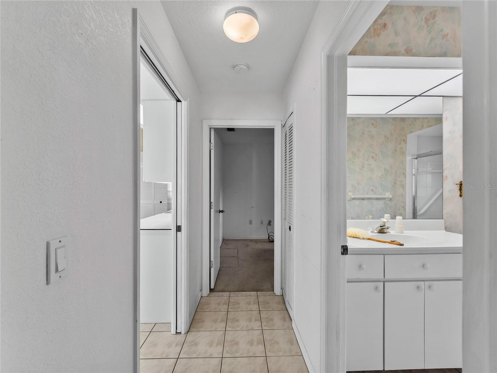 Hallway_134TocopillaStreet_PuntaGorda_CleanFinish_Entry.jpg - 134 TOCOPILLA ST, PUNTA GORDA