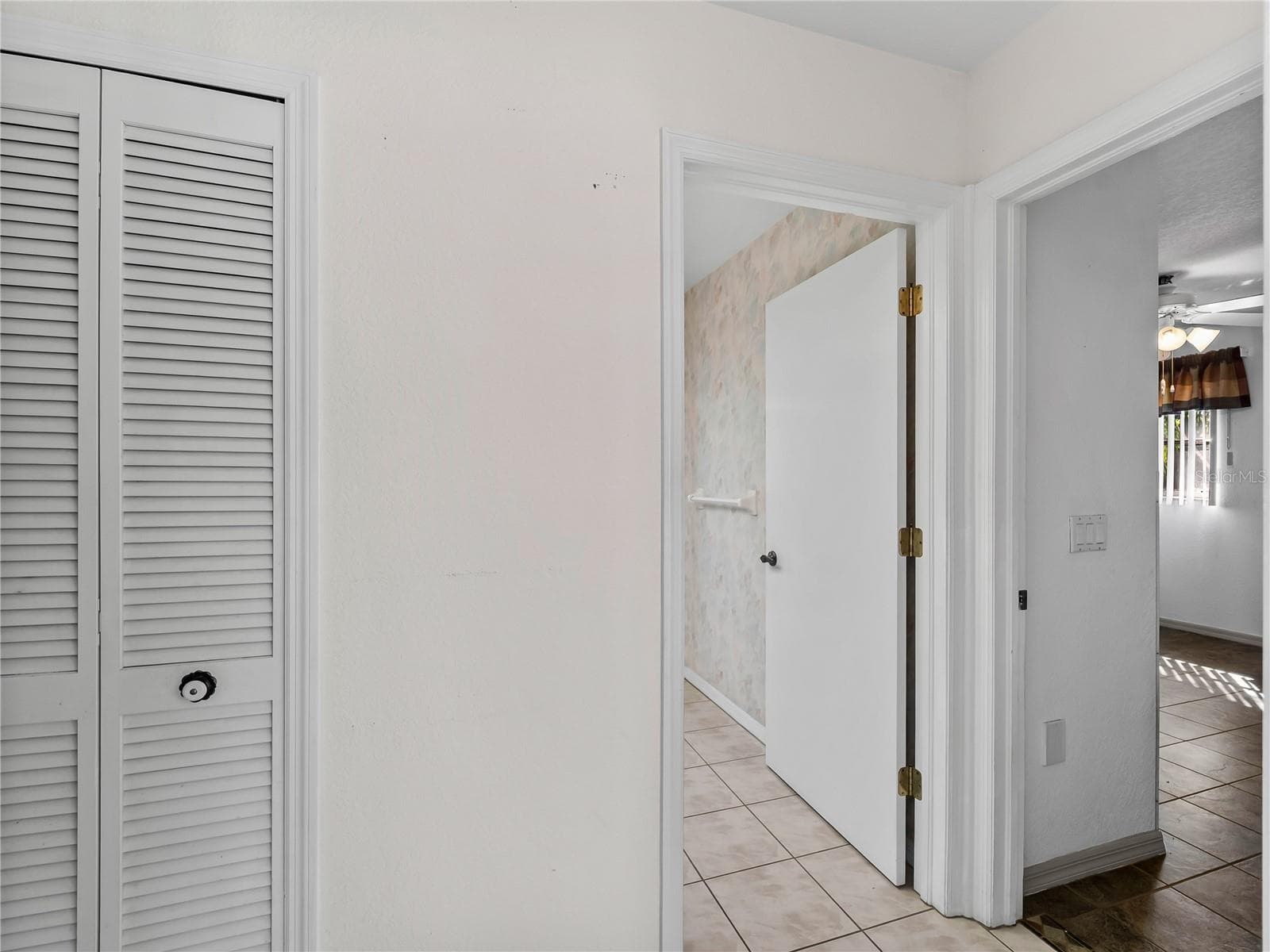 Hallway_134TocopillaStreet_PuntaGorda_CleanFinish_Corner.jpg - 134 TOCOPILLA ST, PUNTA GORDA