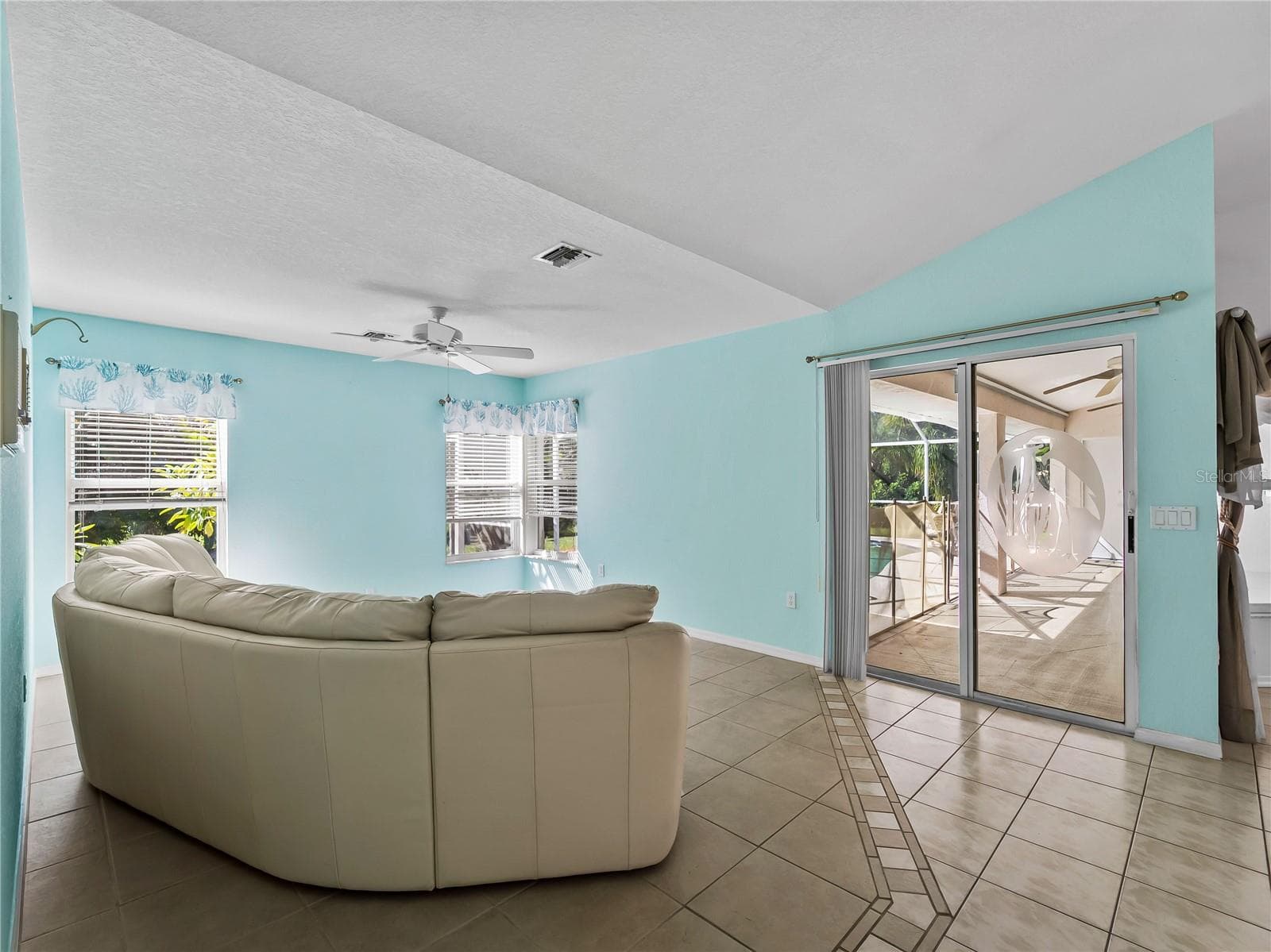 FamilyRoom_134TocopillaStreet_PuntaGorda_OpenConcept_SliderView.jpg - 134 TOCOPILLA ST, PUNTA GORDA