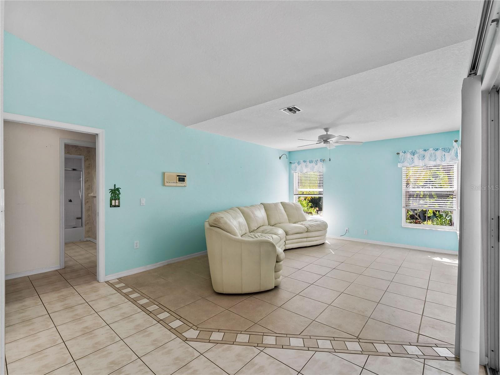 FamilyRoom_134TocopillaStreet_PuntaGorda_NaturalLight_Corner.jpg - 134 TOCOPILLA ST, PUNTA GORDA