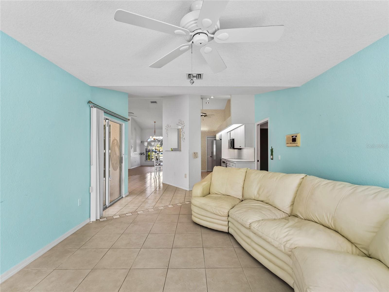 FamilyRoom_134TocopillaStreet_PuntaGorda_OpenConcept_Corner.jpg - 134 TOCOPILLA ST, PUNTA GORDA