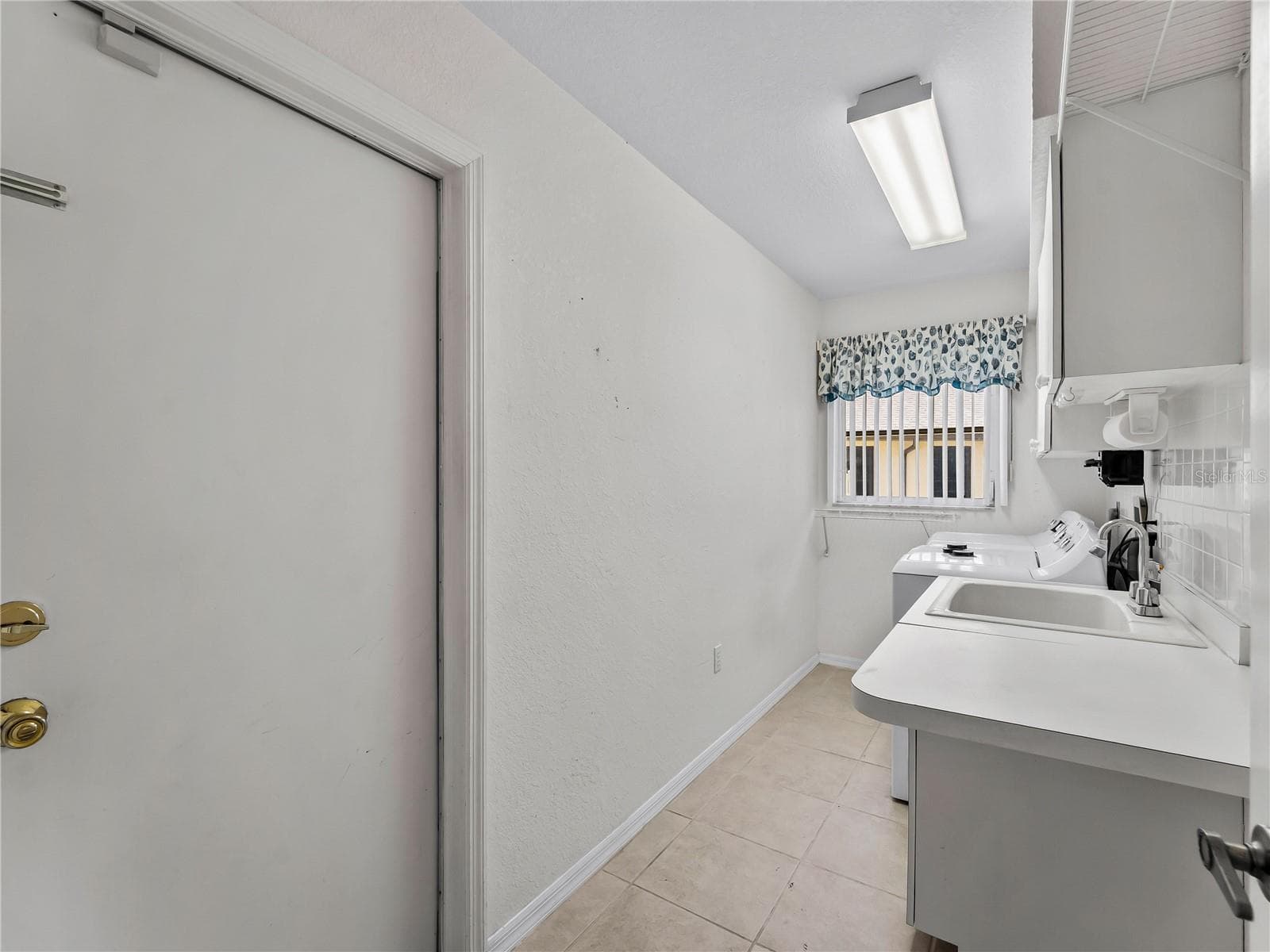 Bath_134TocopillaStreet_PuntaGorda_CleanFinish_Entry.jpg - 134 TOCOPILLA ST, PUNTA GORDA