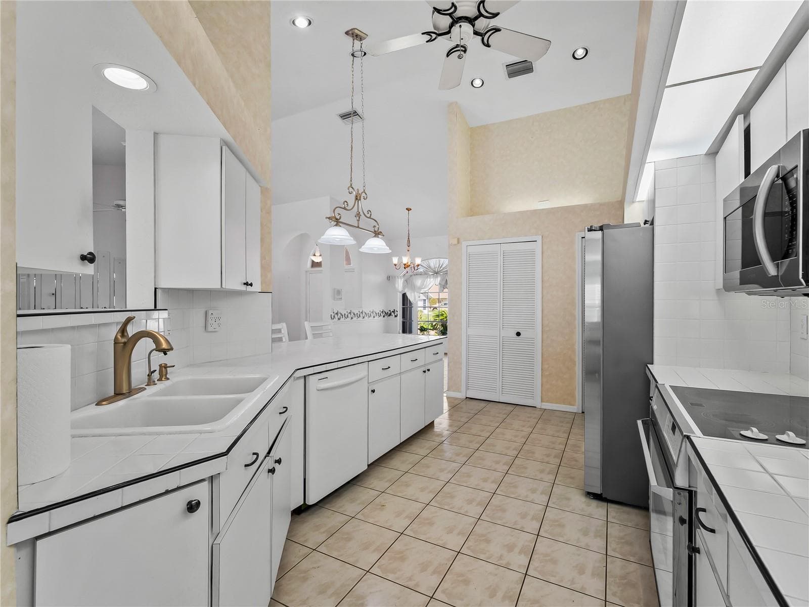 Kitchen_134TocopillaStreet_PuntaGorda_WhiteCabinetry_Corner.jpg - 134 TOCOPILLA ST, PUNTA GORDA