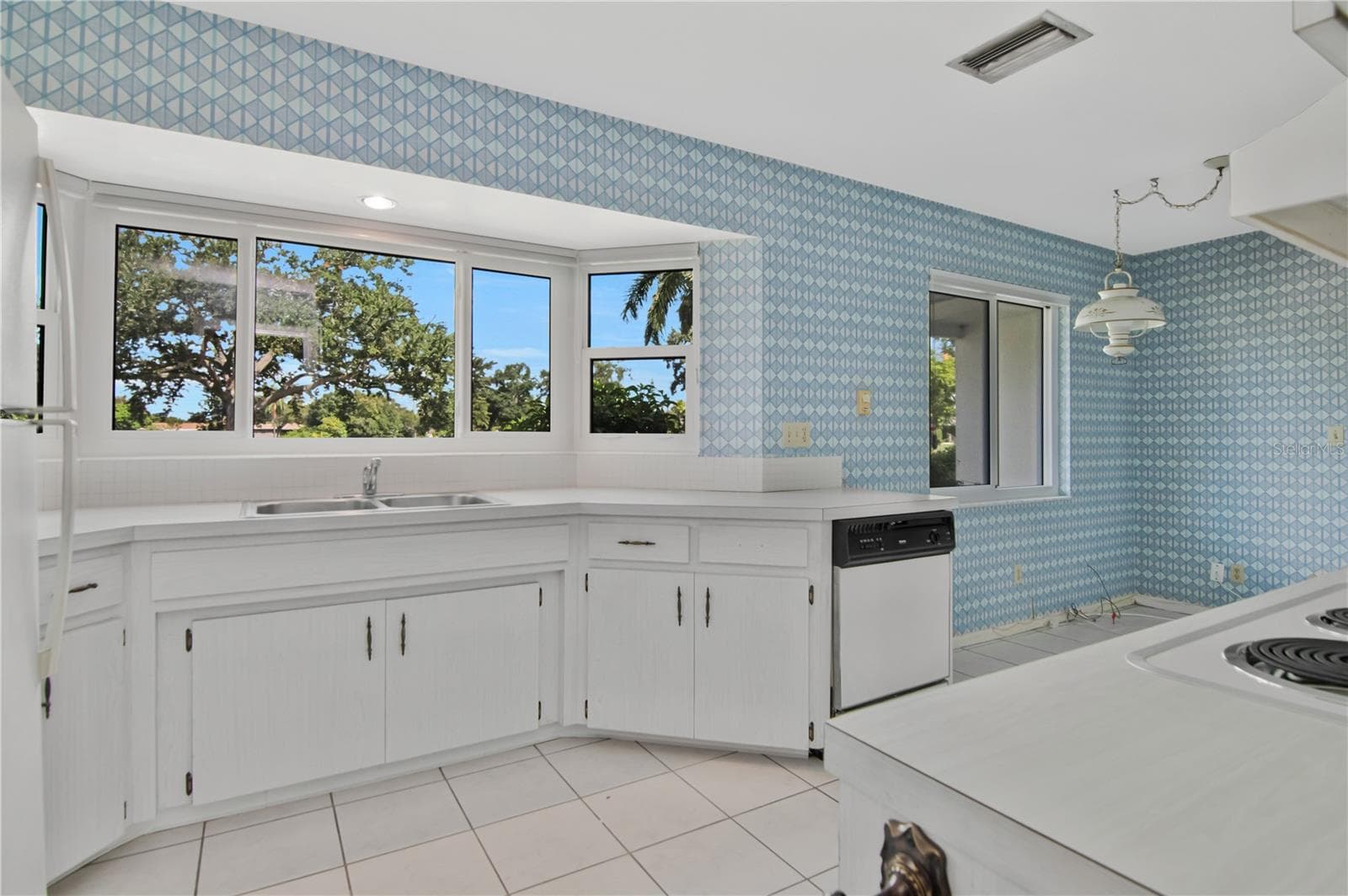 Lots of space - 4330 20TH AVE N, ST PETERSBURG