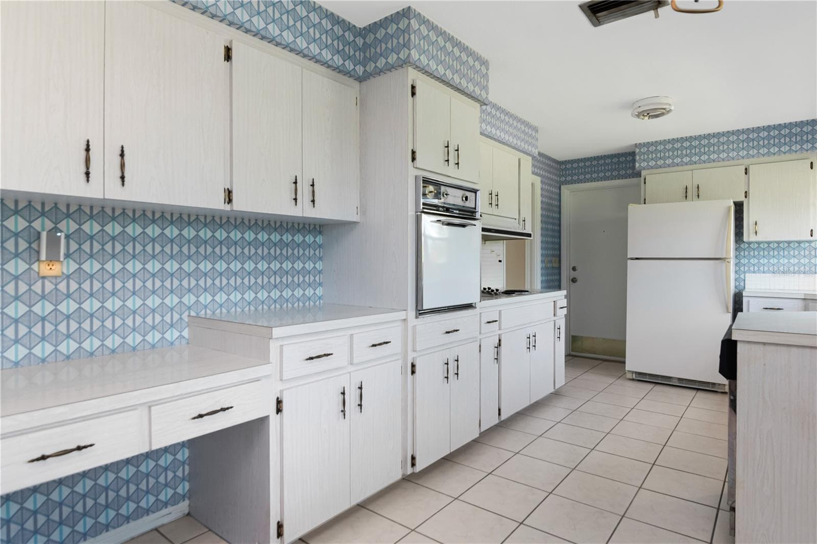 Lots of storage and countertop space - 4330 20TH AVE N, ST PETERSBURG