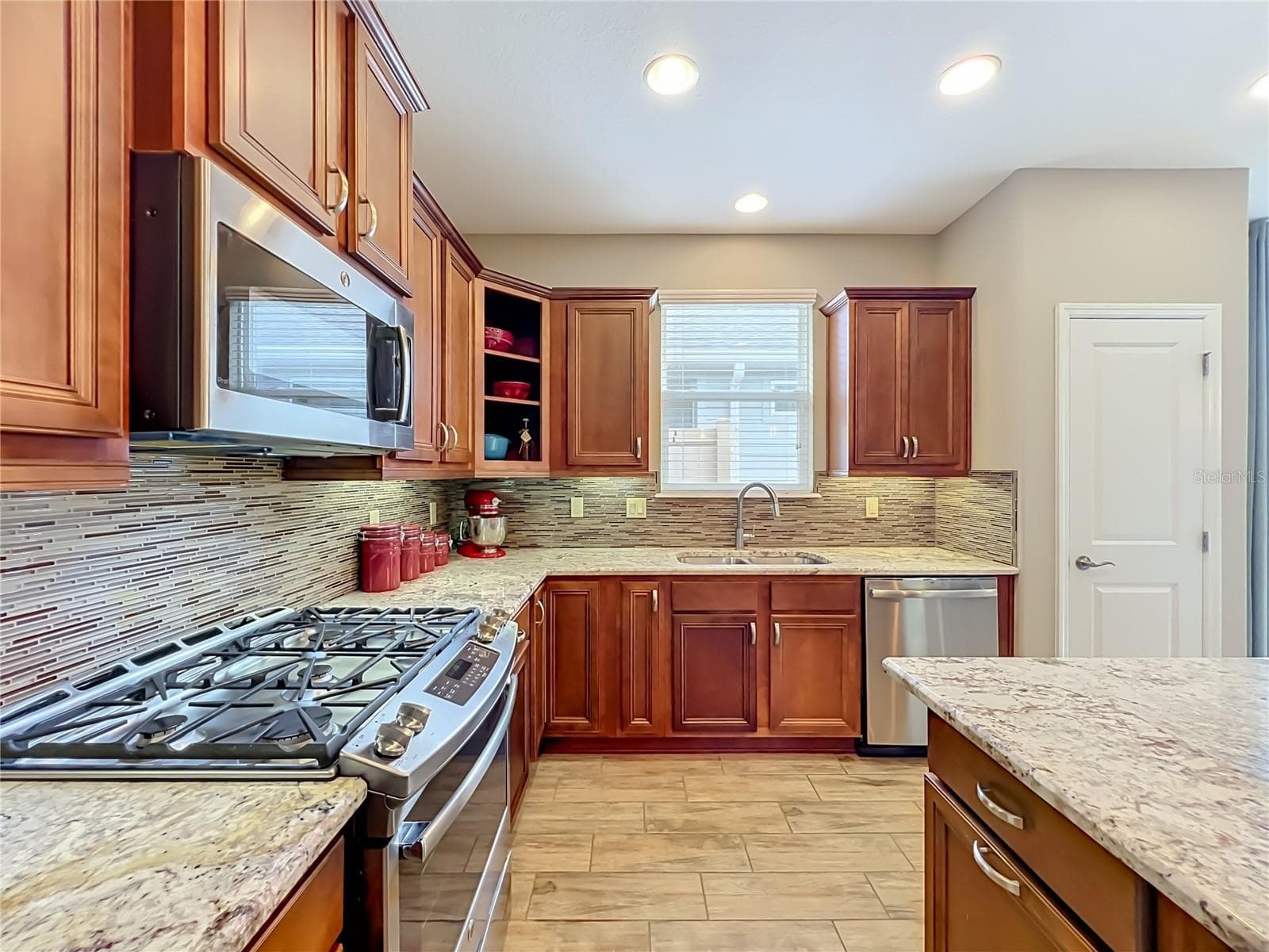 Gas Range - 342 ALCOVE DR, GROVELAND