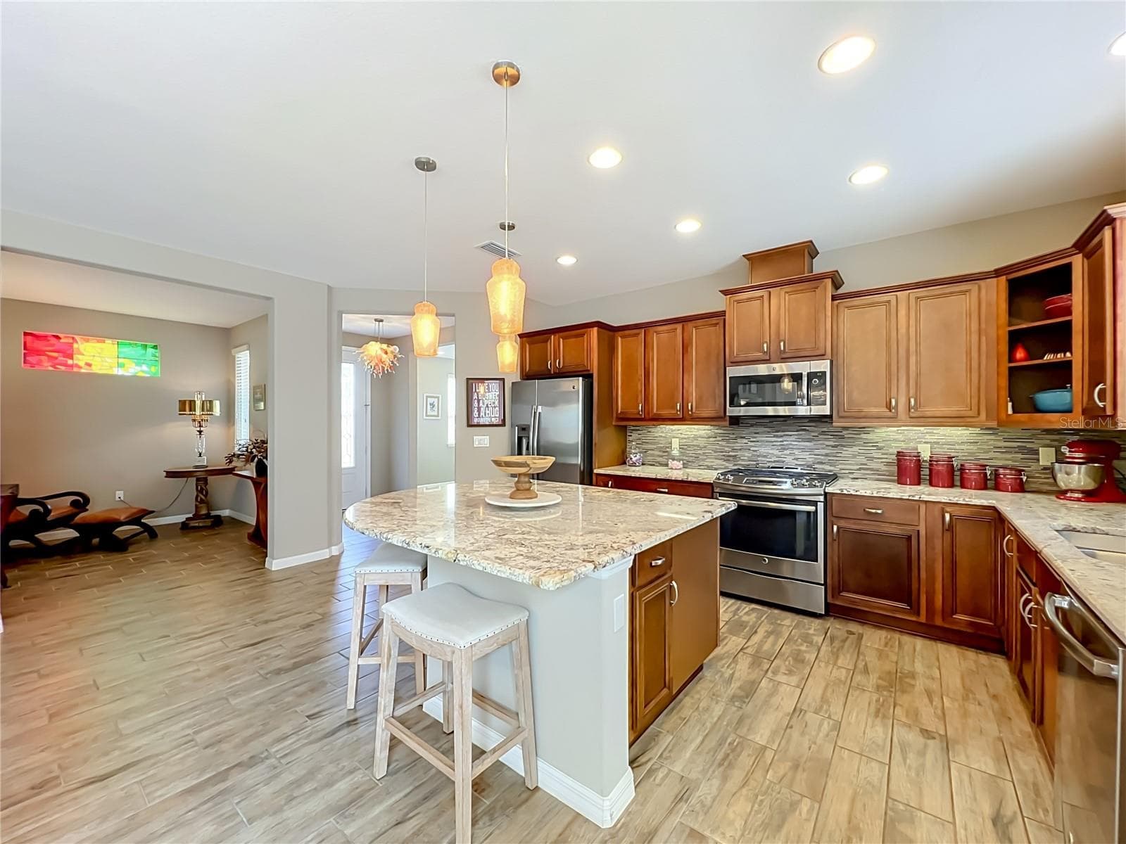 Pull up a stool - 342 ALCOVE DR, GROVELAND