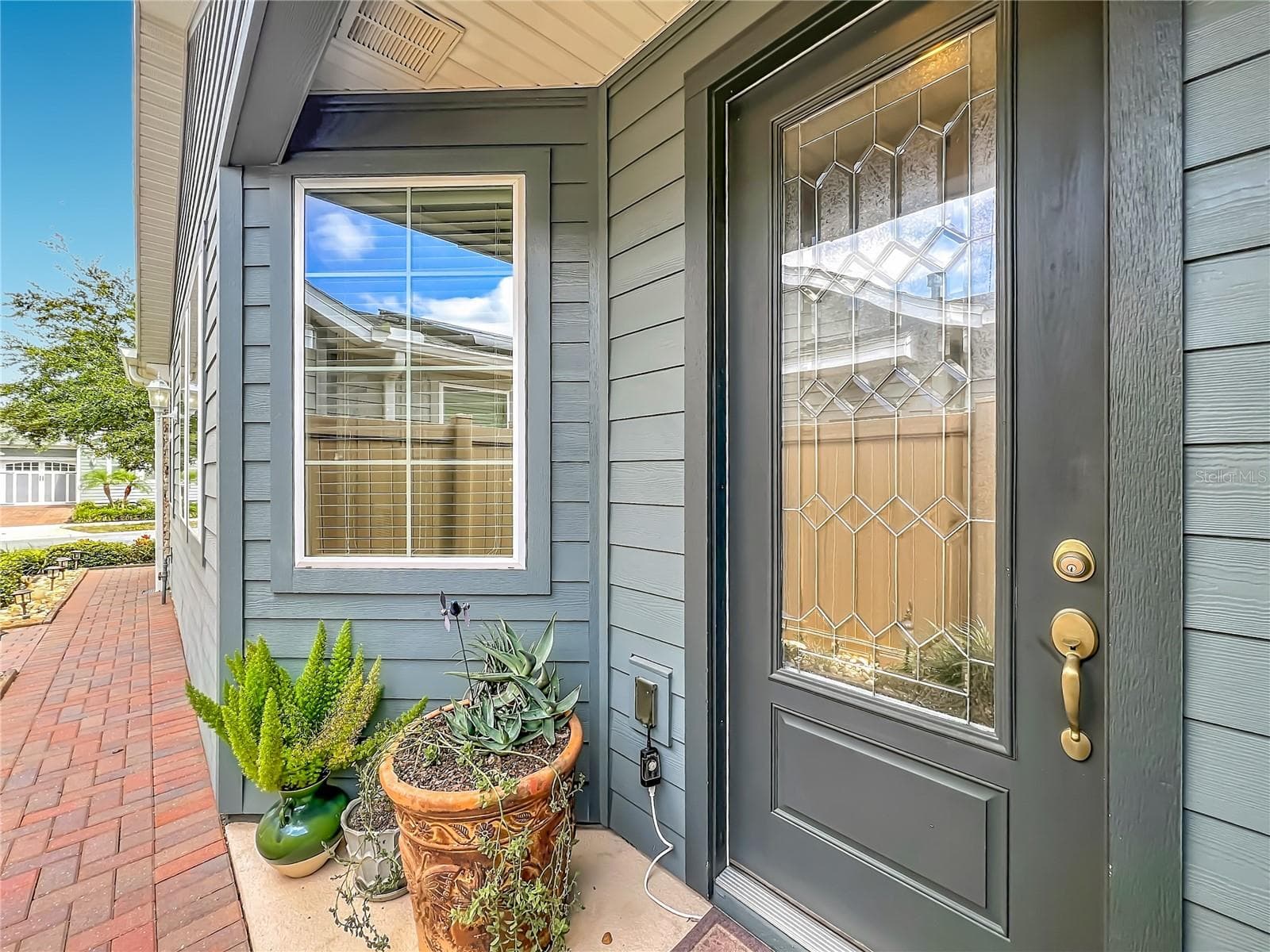 Private Side Entry - 342 ALCOVE DR, GROVELAND