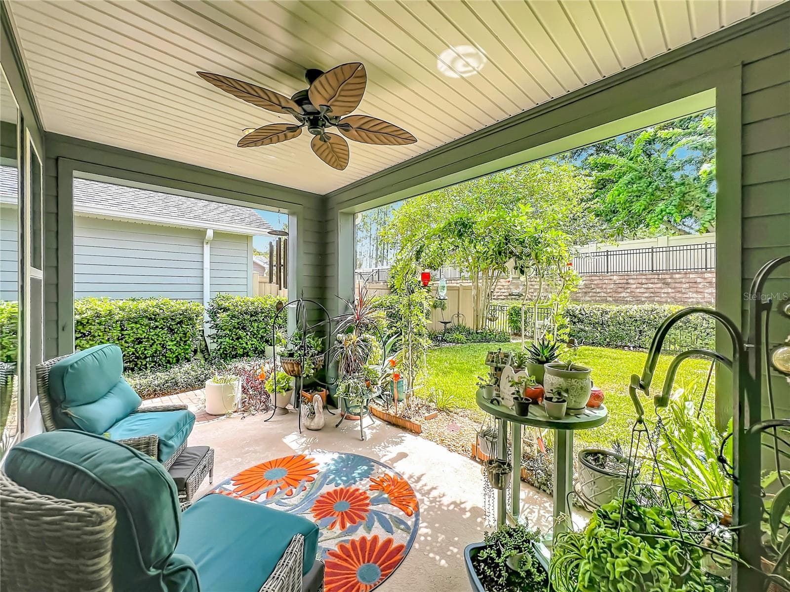Paradise on the patio - 342 ALCOVE DR, GROVELAND