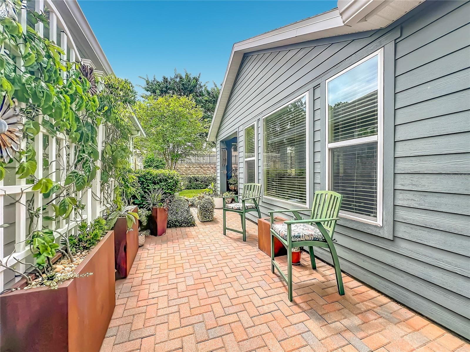 Side patio with pavers - 342 ALCOVE DR, GROVELAND