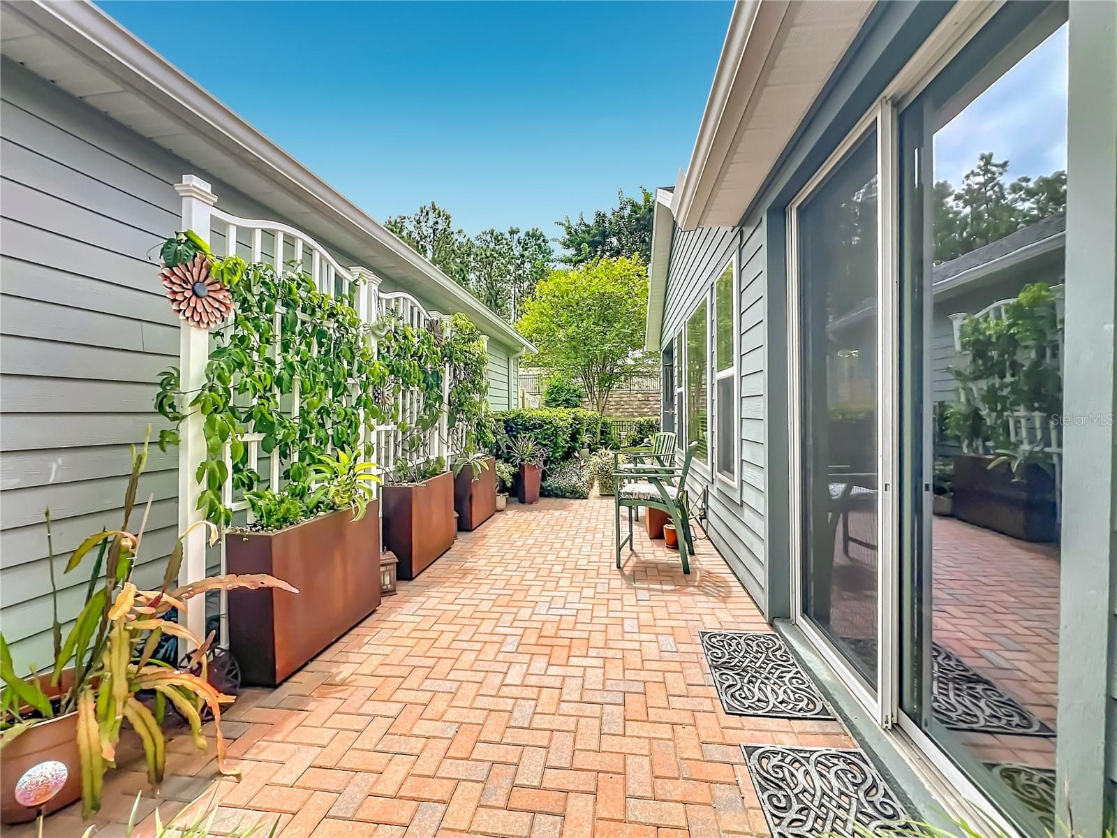 Side patio with tropical landscaping - 342 ALCOVE DR, GROVELAND