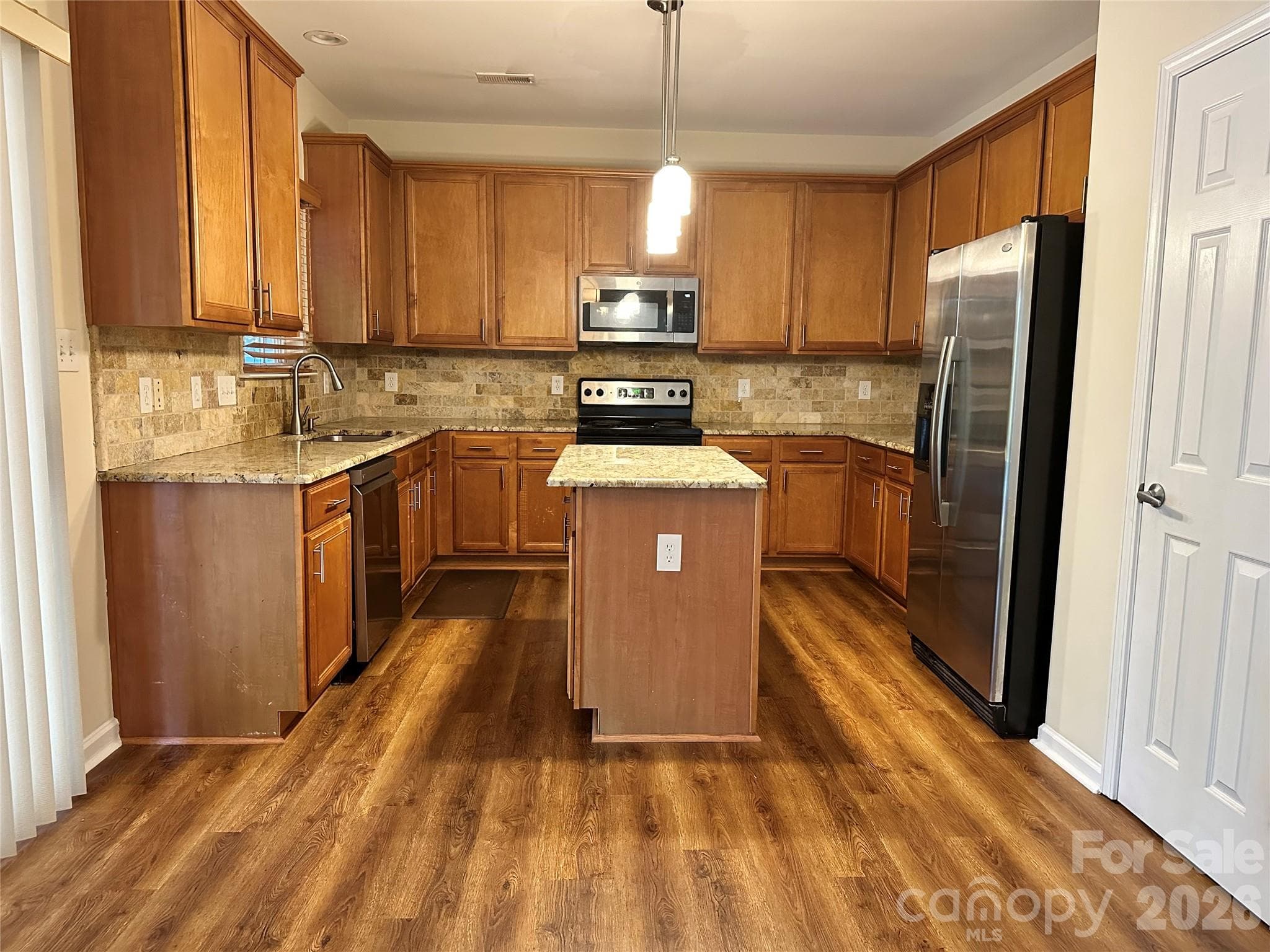 Single Family Residence at 6629 Pattonsburg Drive, Charlotte, photo 4 of 12