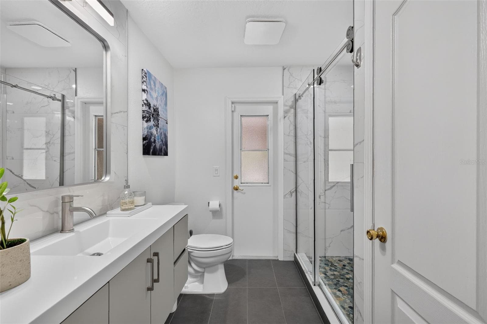 Second bath with access to pool. - 11340 PRESTON COVE RD, CLERMONT
