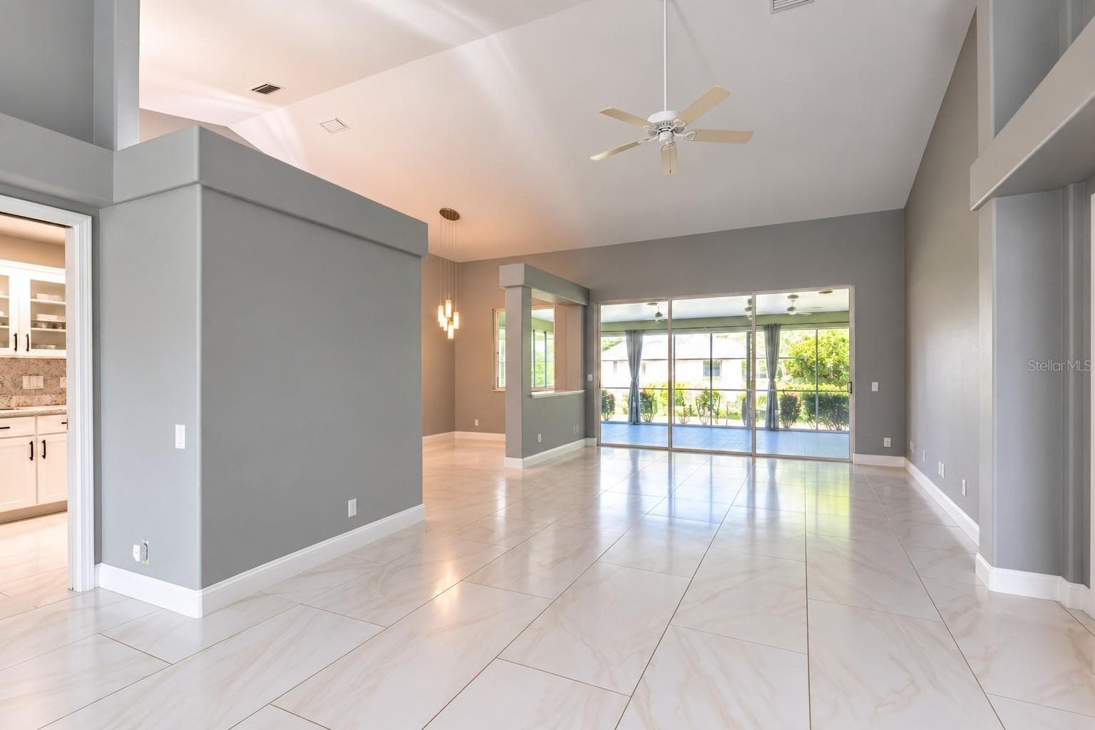Virtually removed furnishing and view from front entry. - 4465 FAIRWAY OAKS DR, MULBERRY