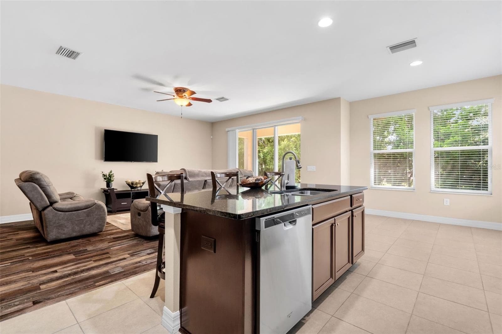Kitchen and Family Room - 4432 VERMILLION SKY DR, WESLEY CHAPEL