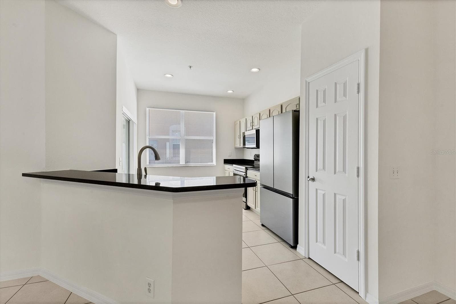Townhouse at 4104 CRABTREE AVE, SARASOTA, photo 6 of 46