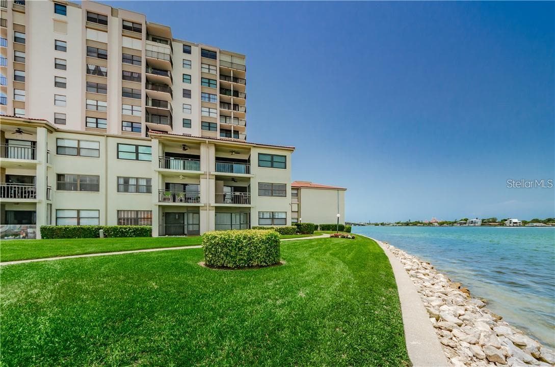 Condominium at 6265 SUN BLVD #805, ST PETERSBURG, photo 4 of 35