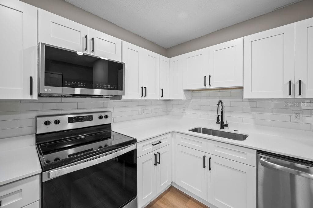 Condominium at 824 W 25TH ST, SANFORD, photo 8 of 24