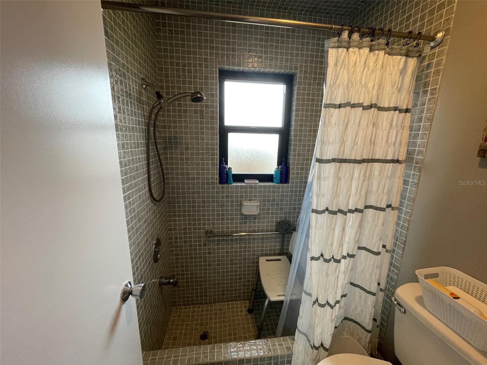 Primary tub/shower - 130 ANNAPOLIS LN, ROTONDA WEST