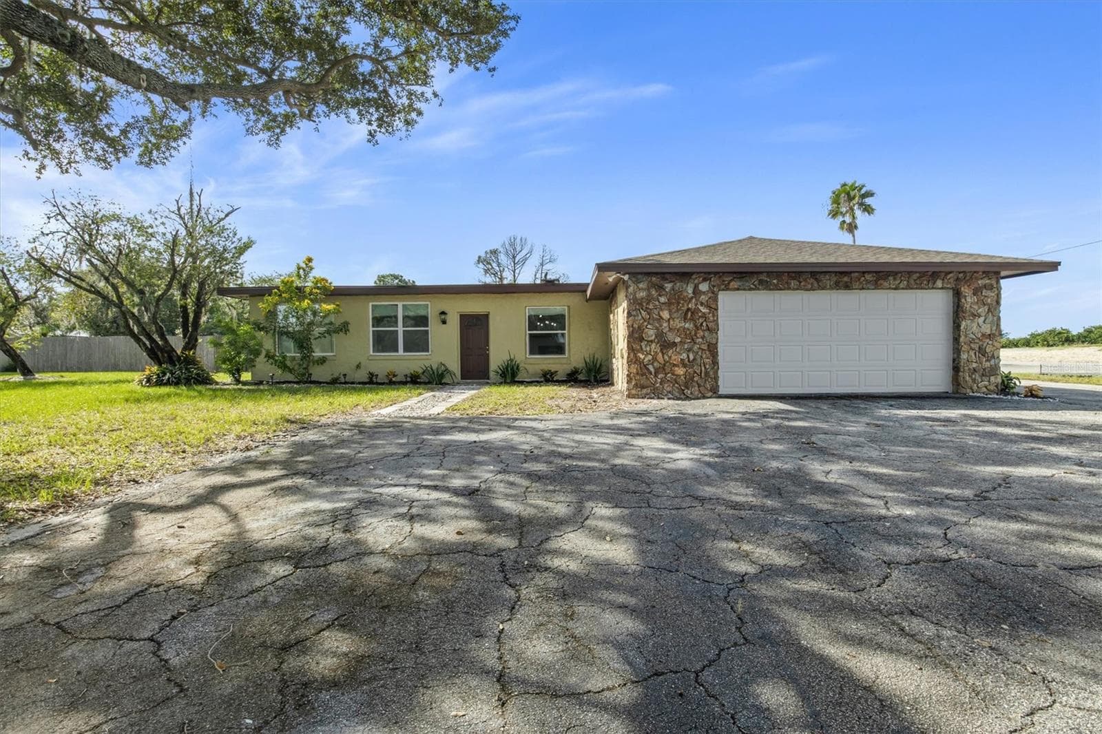 8812 OAKWOOD DR