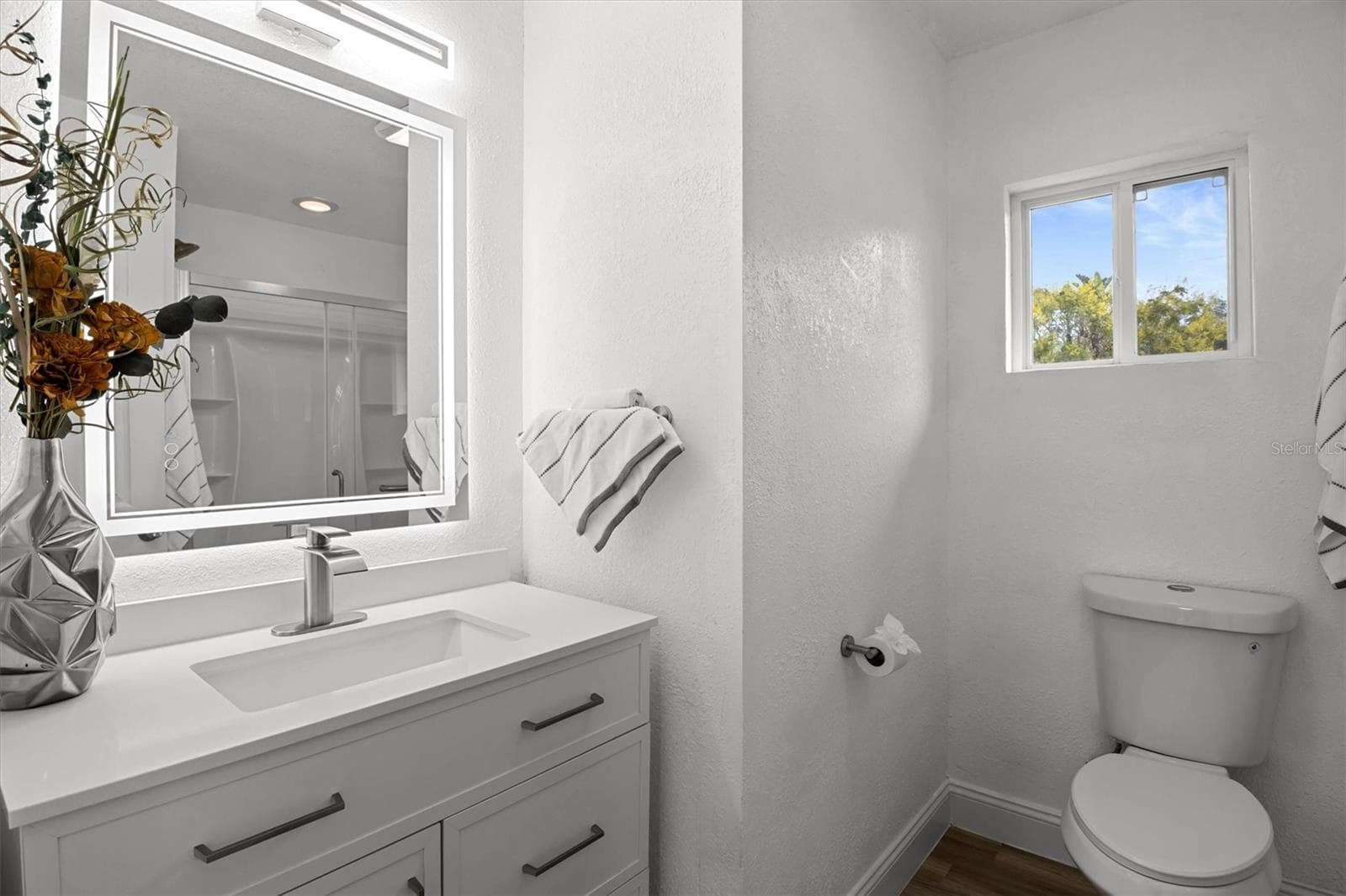 Primary Bathroom - Stone Countertops & Lighted Mirror - 8812 OAKWOOD DR, LAKE WALES