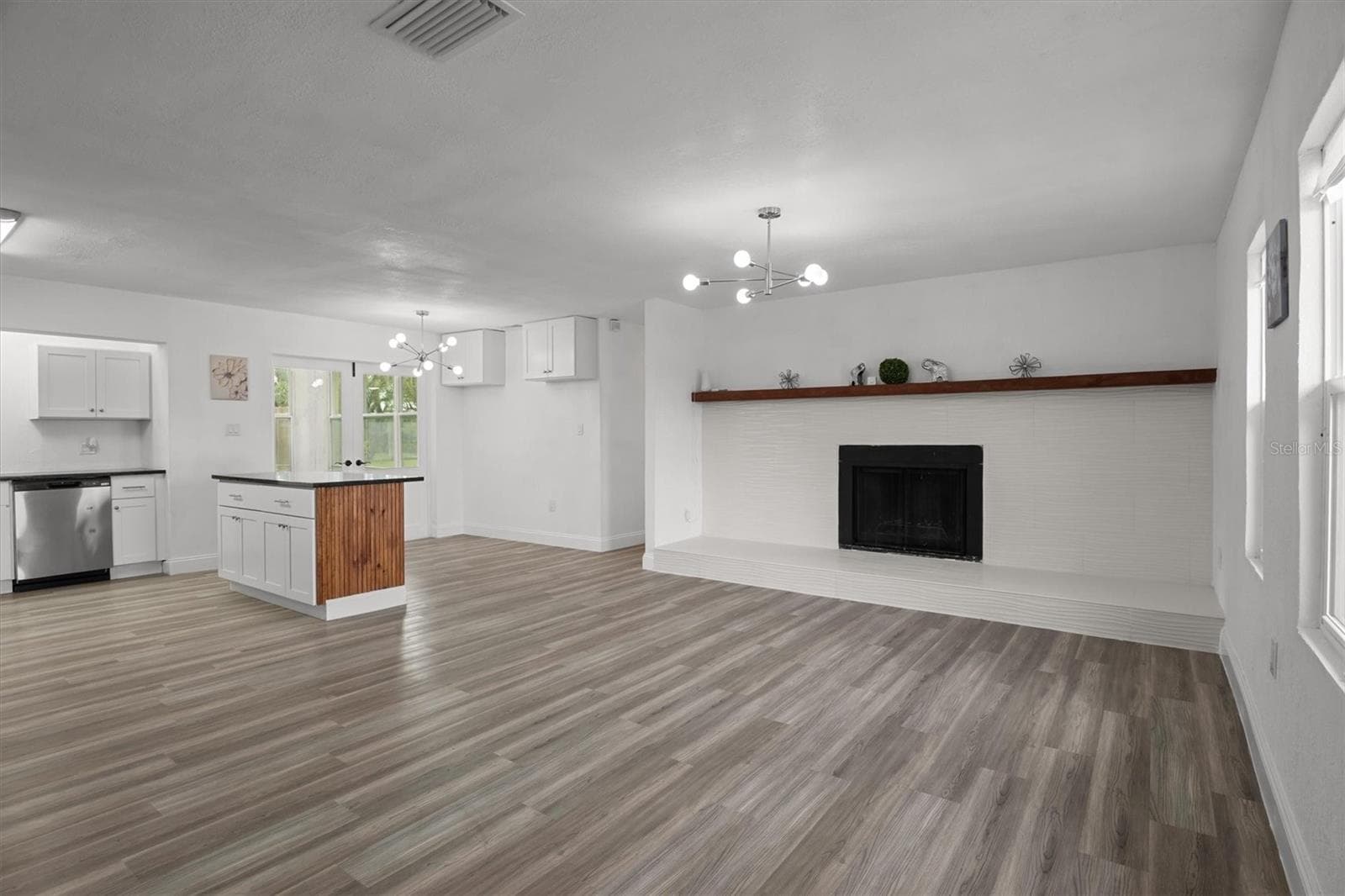 Living Room/Kitchen - 8812 OAKWOOD DR, LAKE WALES