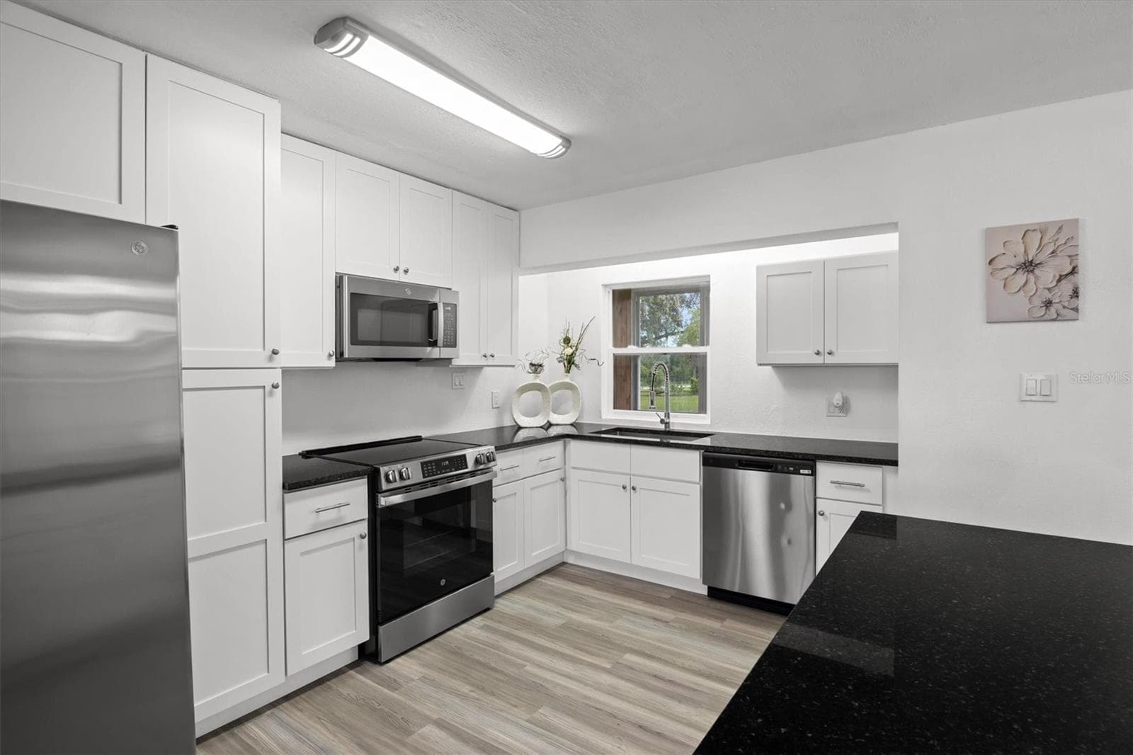 Kitchen - Granite Countertops - 8812 OAKWOOD DR, LAKE WALES