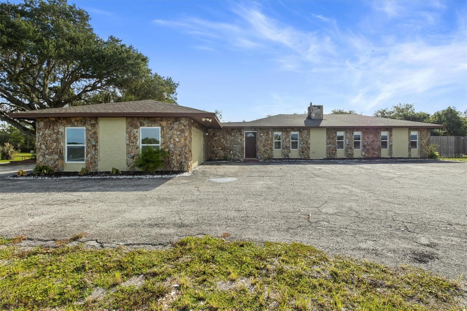Large corner lot and oversized parking - 8812 OAKWOOD DR, LAKE WALES