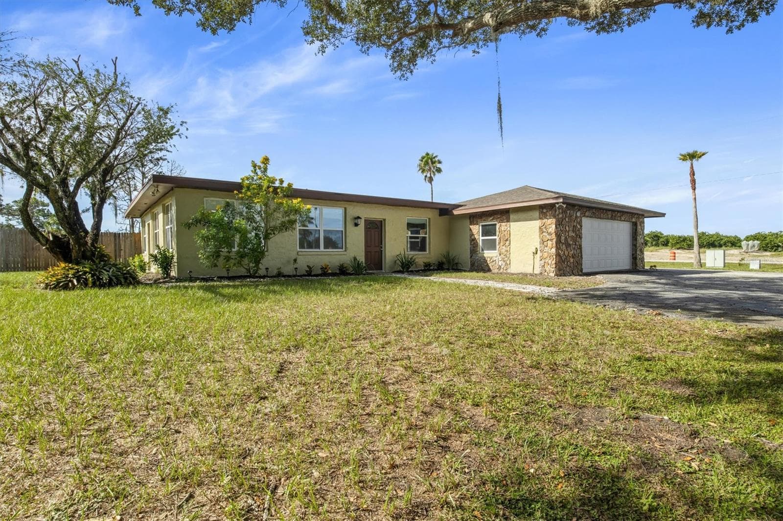 Exterior, front yard - 8812 OAKWOOD DR, LAKE WALES