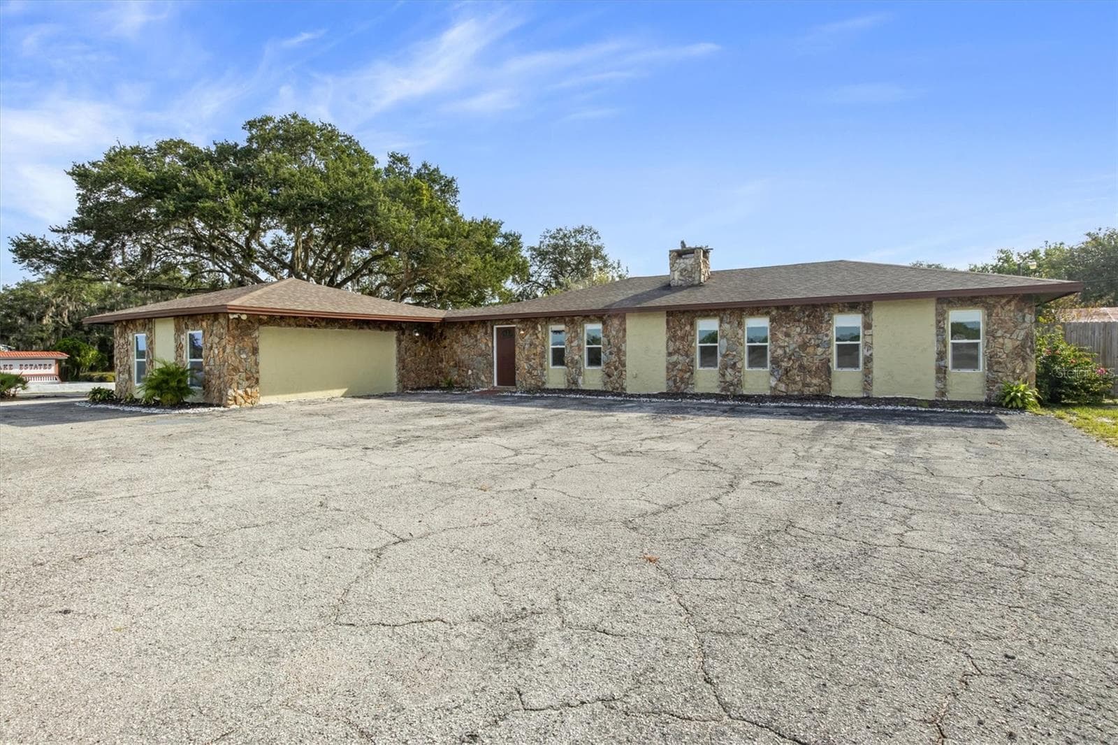 Exterior, lots of parking space - 8812 OAKWOOD DR, LAKE WALES