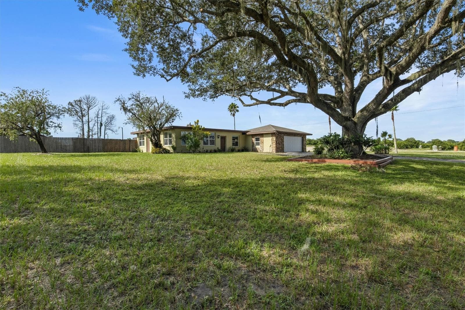 Backyard with mature landscaping - 8812 OAKWOOD DR, LAKE WALES