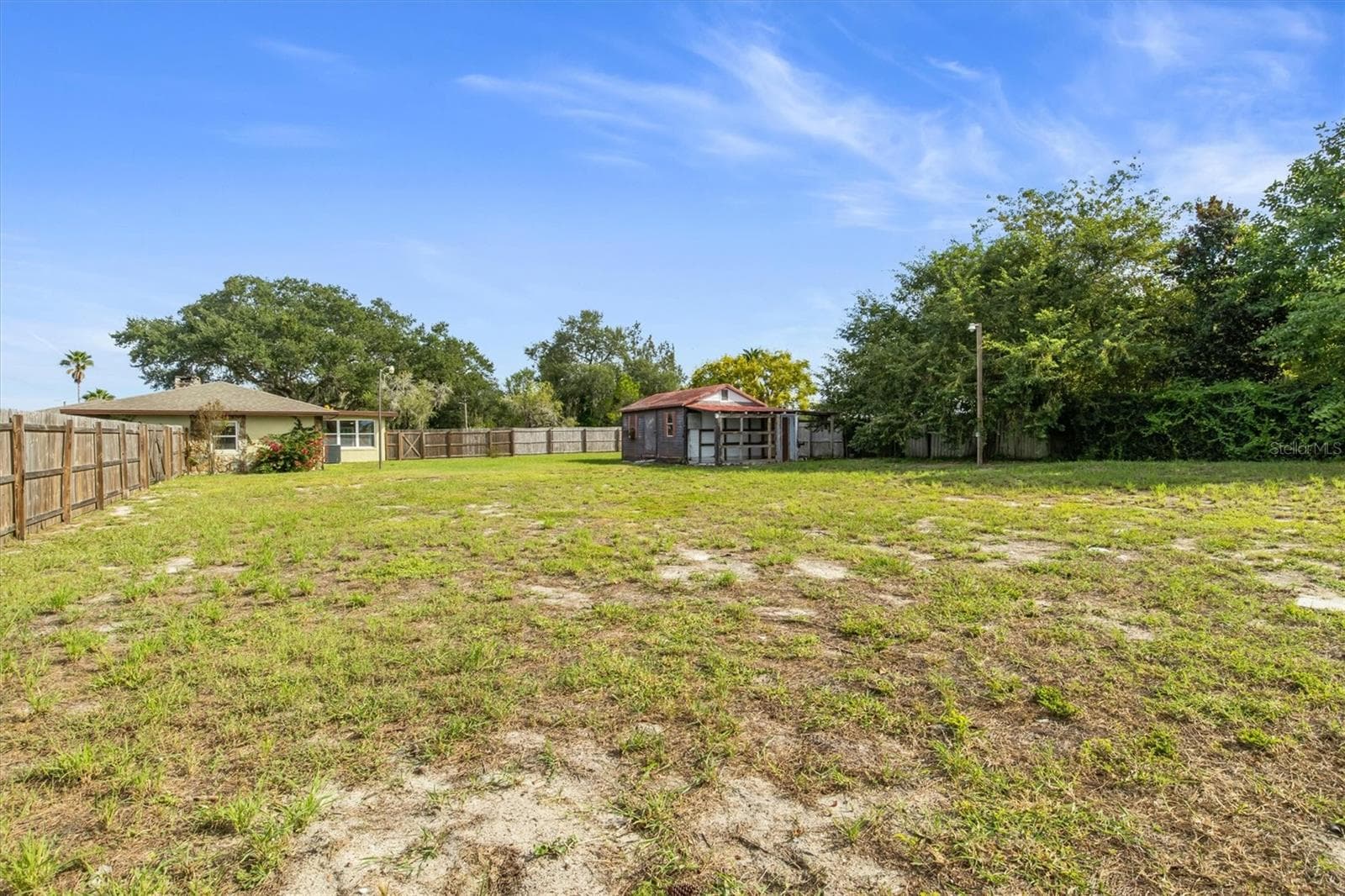 Backyard fully fenced - 8812 OAKWOOD DR, LAKE WALES