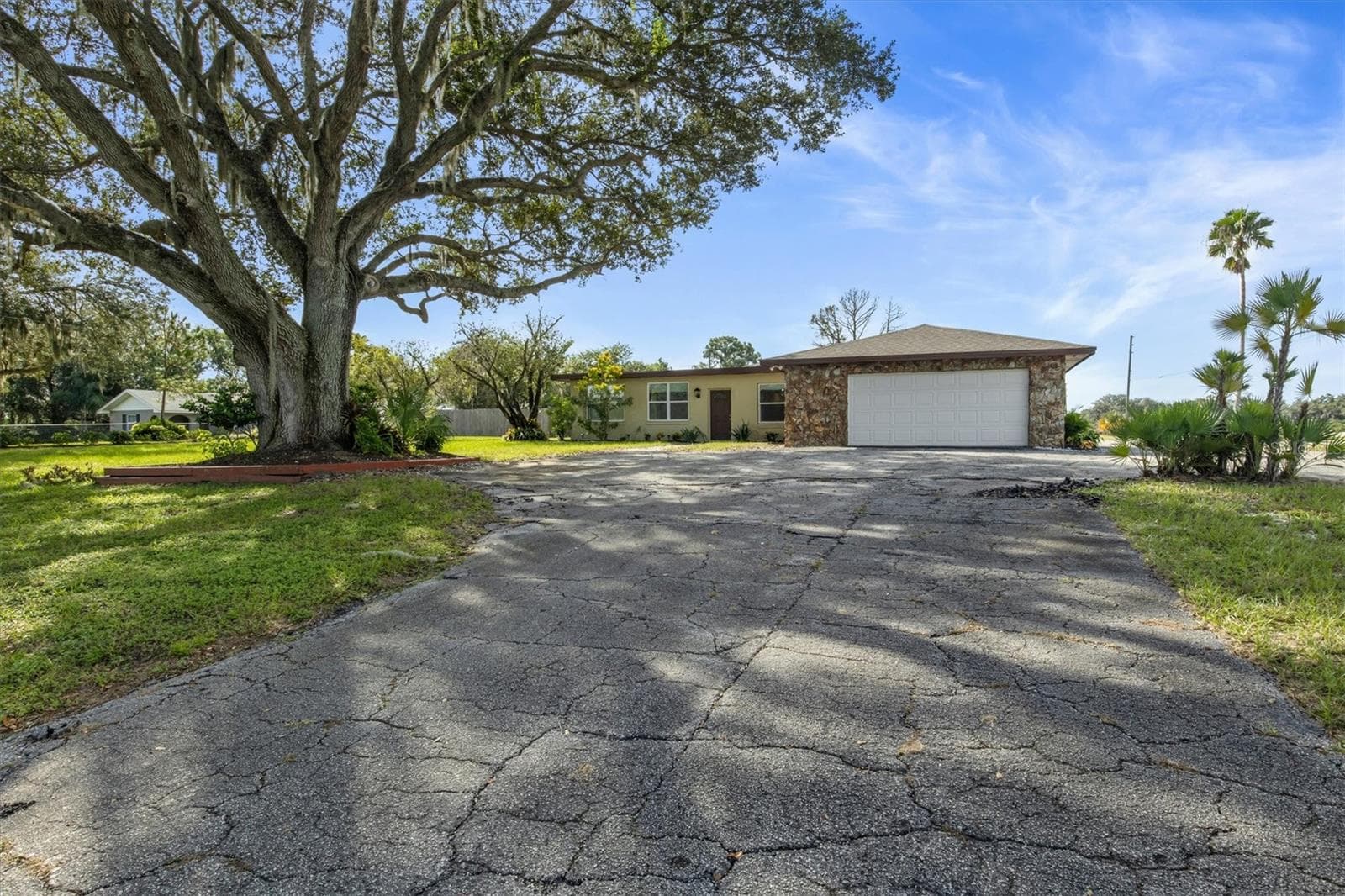 Make this home yours today. - 8812 OAKWOOD DR, LAKE WALES