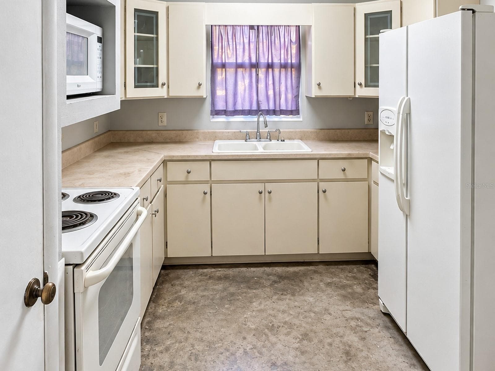 Single Family Residence at 540 SHARON CIR, PORT CHARLOTTE, photo 3 of 17