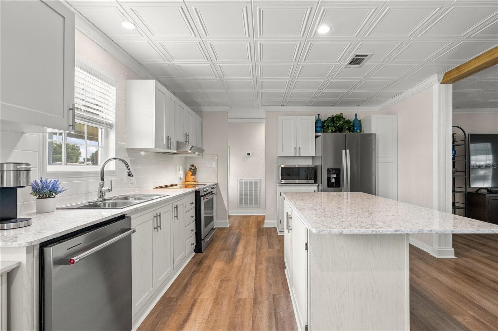 Tons of room for prep and buffet serving - 2567 CAYMAN CIR #R25, ZELLWOOD